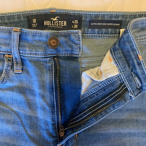 Hollister - Ultra High-Rise Super Skinny Jeans - Picture 2 of 3